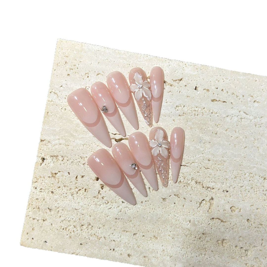 Elegantes Stiletto Press-On Nagelkunstset mit floralen Akzenten Karnz