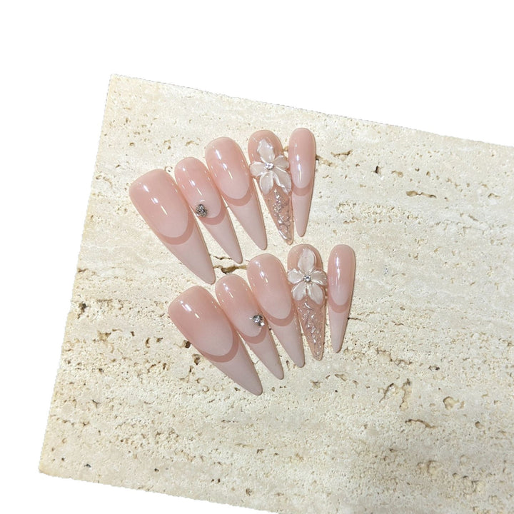 Elegantes Stiletto Press-On Nagelkunstset mit floralen Akzenten Karnz