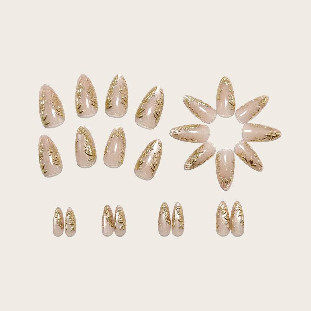 Exquisite Kunstnägel mit Goldenen Verzierungen Karnz