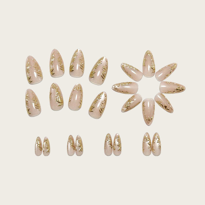 Exquisite Kunstnägel mit Goldenen Verzierungen Karnz