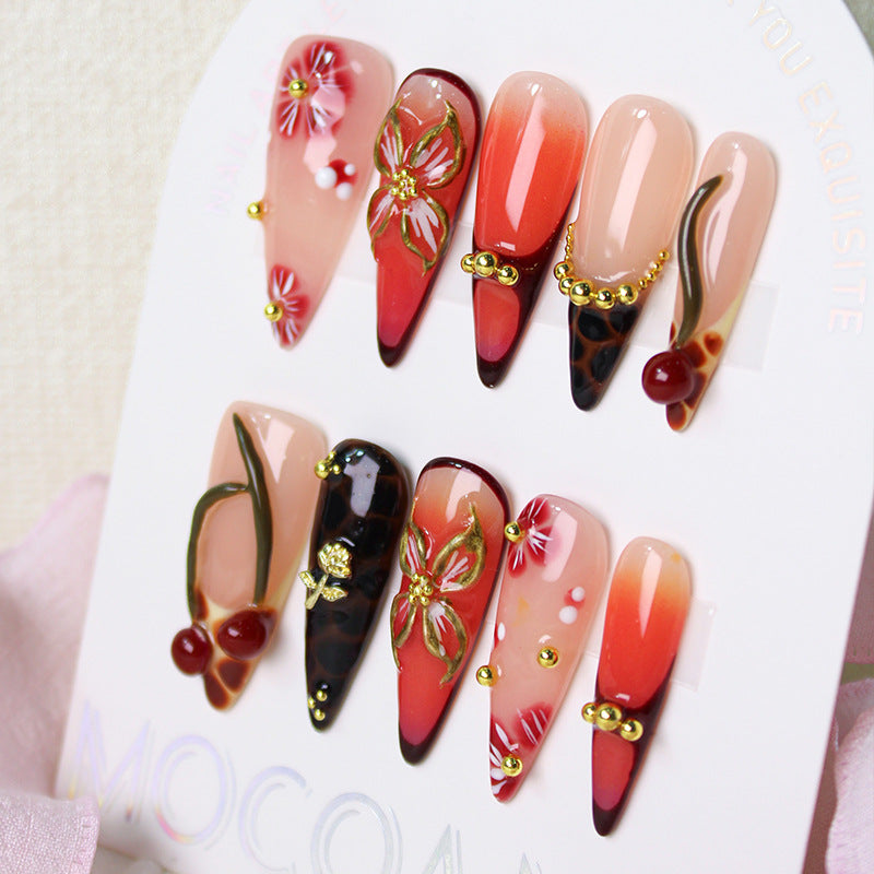 Kunstnagelset mit eleganten Blumendekoren und modernen Akzenten Karnz