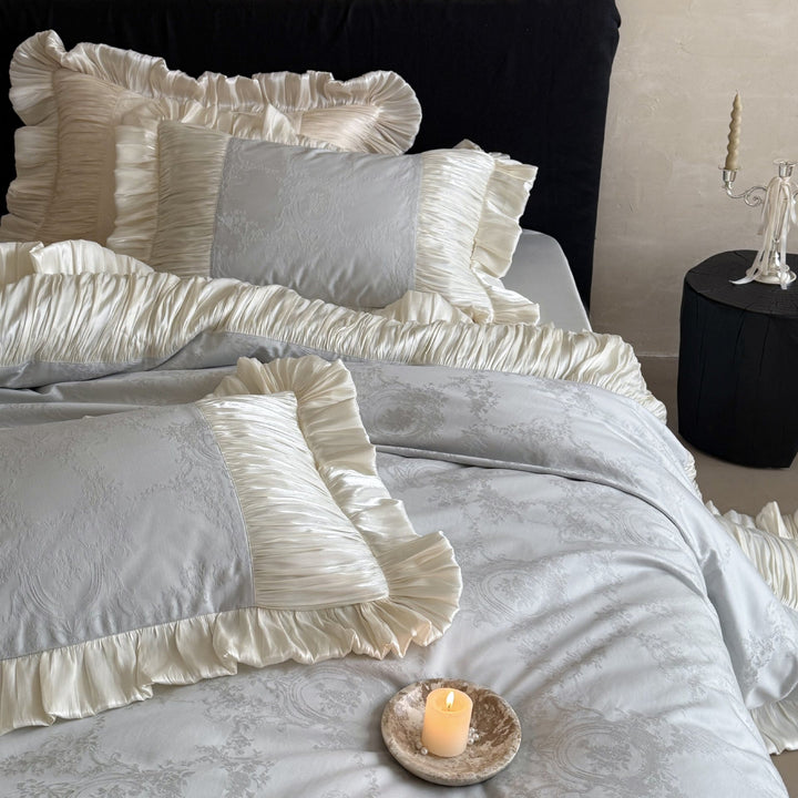 Luxuriöses Rüschen-Bettwäscheset aus Satin mit Jacquardmuster und Plisseekanten