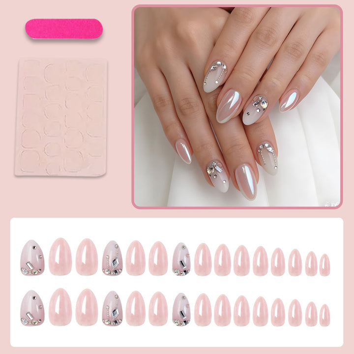 Kunstnagelset mit eleganten Glitzerverzierungen und feinem Finish Karnz