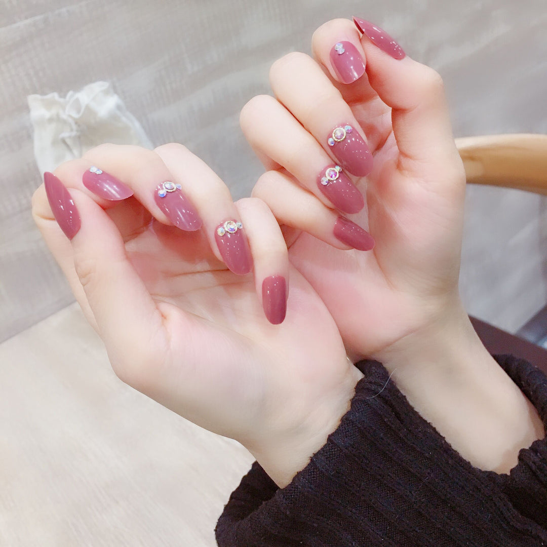 Künstlerisches Stiletto Press-On Nagelset mit Strass-Akzenten