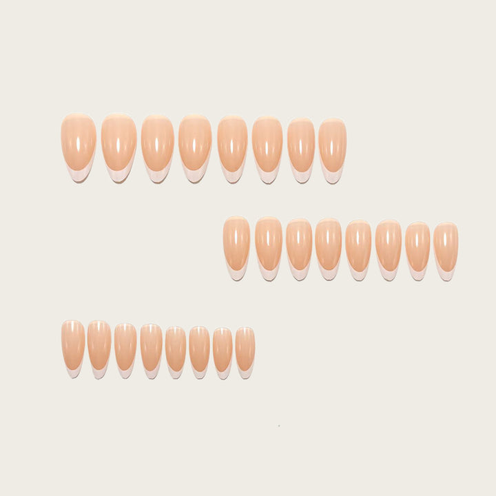 Kunstnägel mit Modischem French-Tip Design Karnz