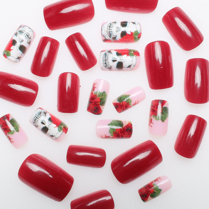 Künstlerisches Totenkopf- und Rosen-Nageldesign Karnz