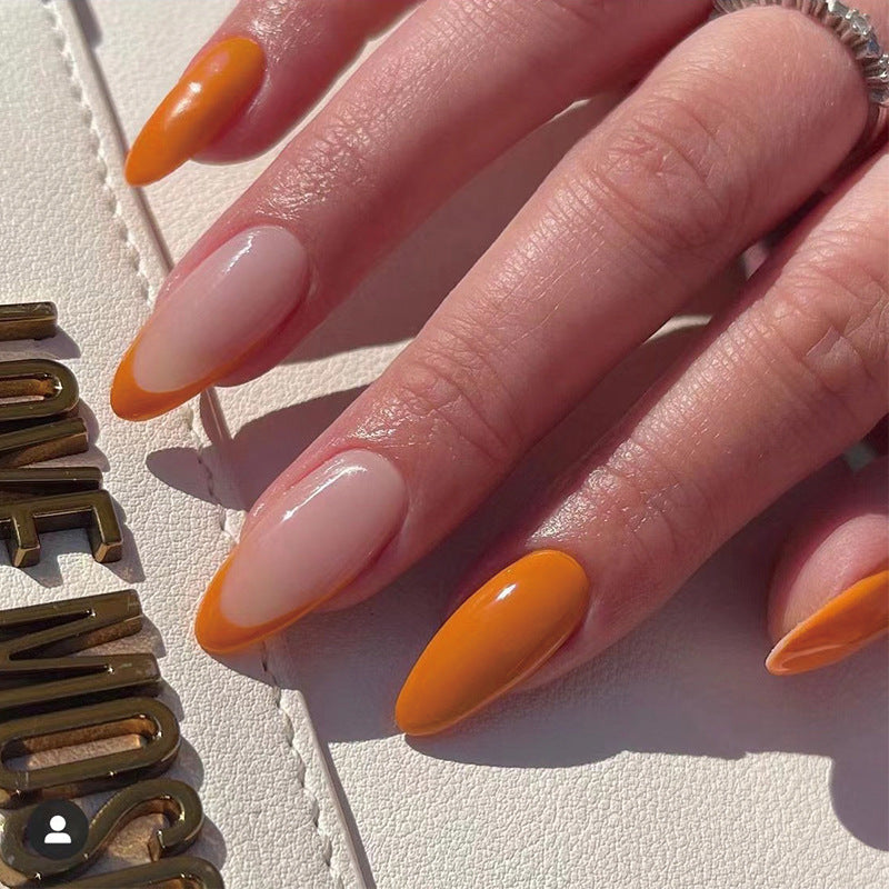 Kunstvolle Nagelverlängerungen mit elegantem Blattmuster Karnz