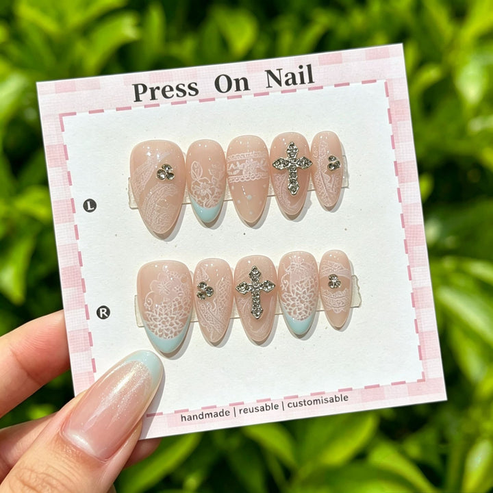 Dekorativer Press-On-Nagel-Set mit anpassbaren Designs