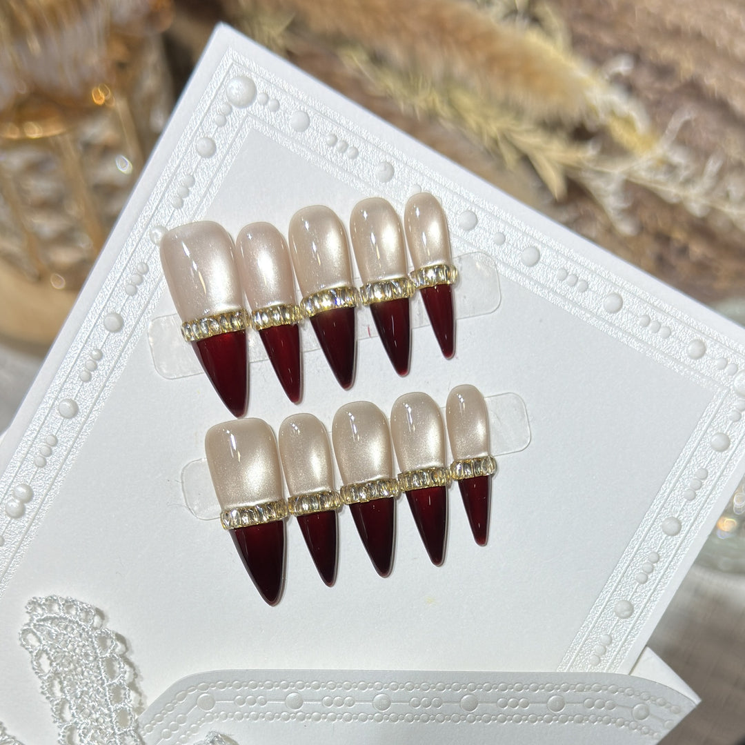 Glamouröses Stiletto Press-On Nail Art Set mit goldenen Akzenten Karnz