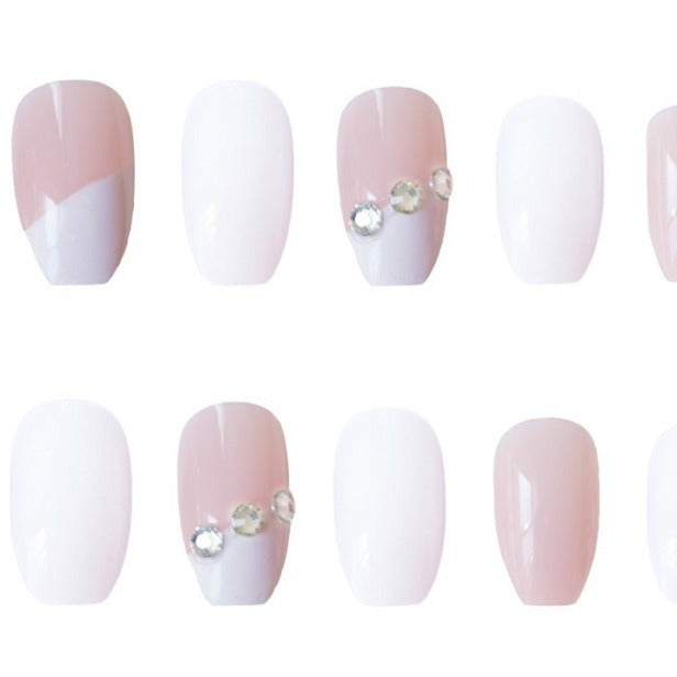 Elegante Press-On Nagelset mit dekorativen floralen Akzenten