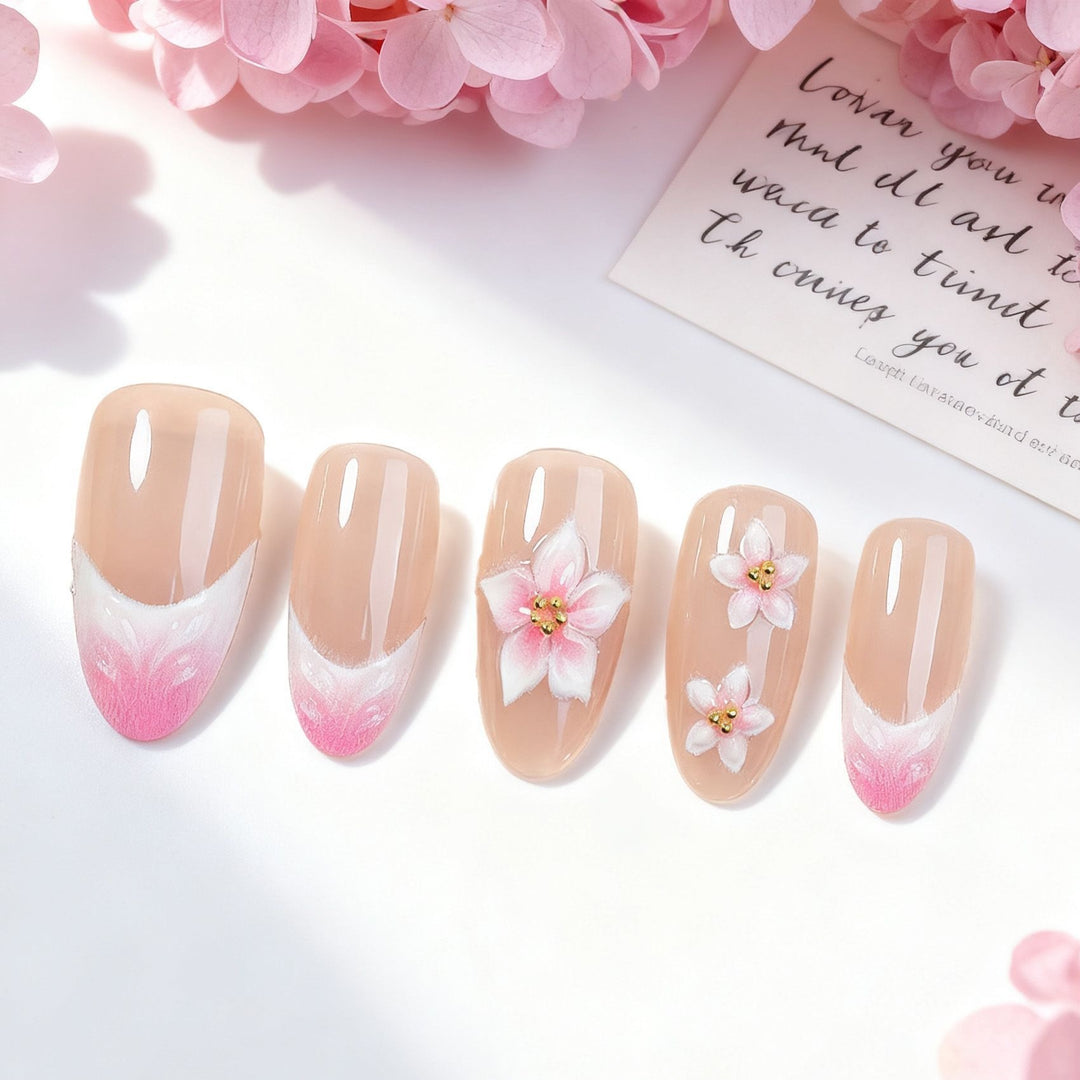 Kunstnagelset mit eleganten Blumendesigns und zarten Farbverläufen Karnz