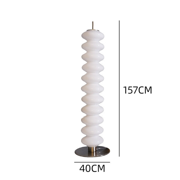 Skulpturale Stehlampe mit gekrümmtem Design