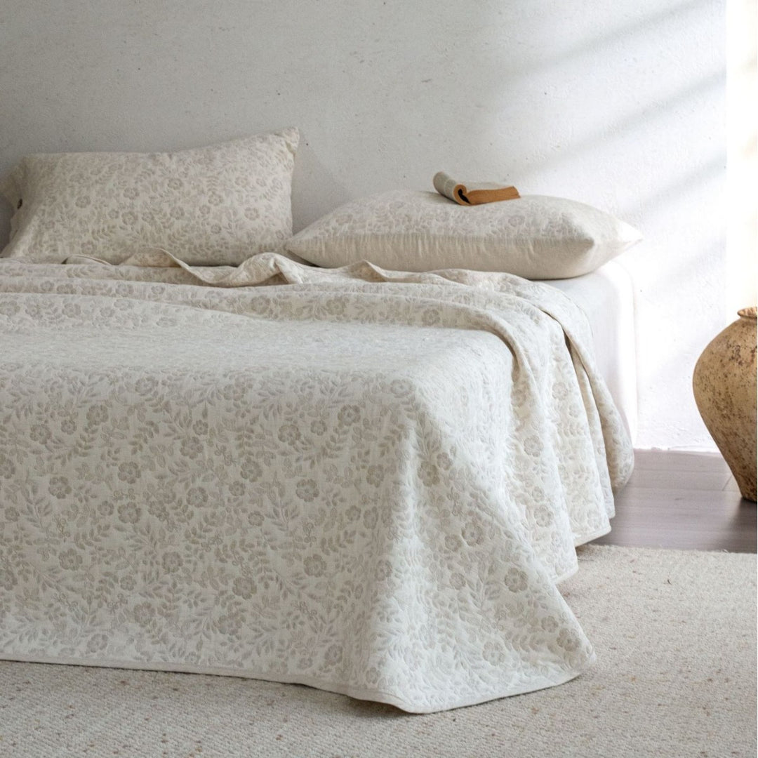 Jacquard-Tagesdecke mit Kissenbezug und Knopfverschluss