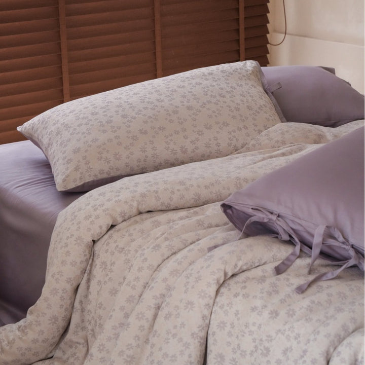 Wendbares Bettwäscheset aus Baumwollsatin mit floralem Print und Bindebändern