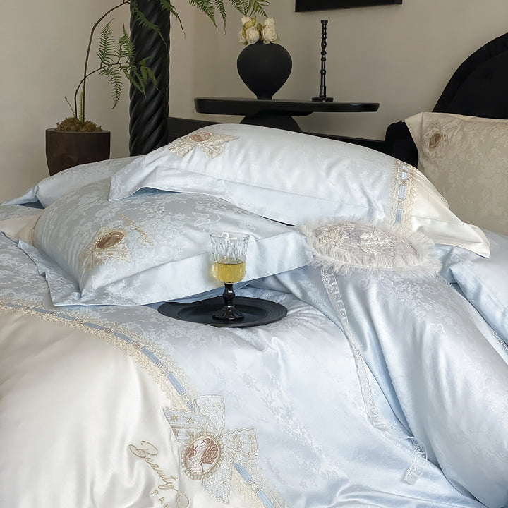 Luxuriöses Satin-Bettwäsche-Set mit feiner Stickerei und Kissenbezügen