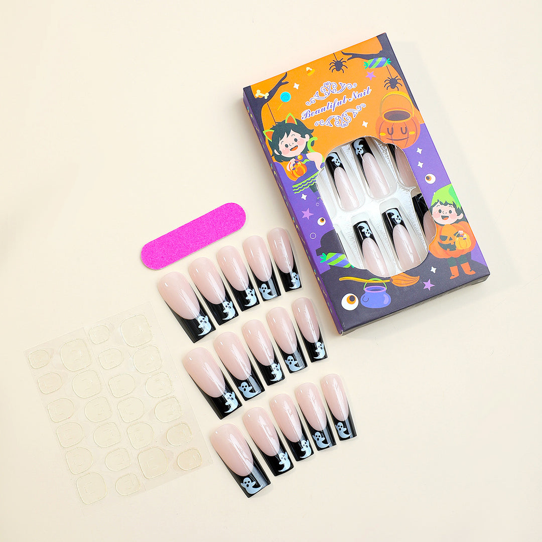 Kreatives Halloween Kunstnagelset mit gruseligen Geisterdesigns und Glitzer Karnz