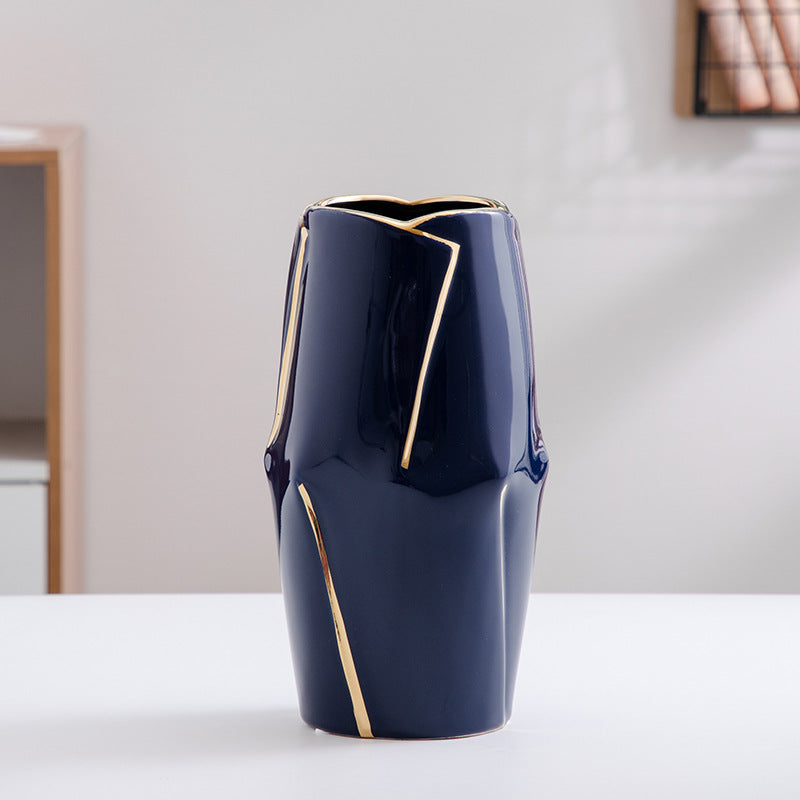 Dekorative Keramikvase mit goldener Akzentuierung Karnz
