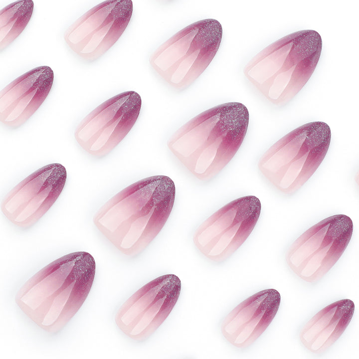 Glänzende Nagelverlängerungen mit sanftem Ombre-Effekt Karnz