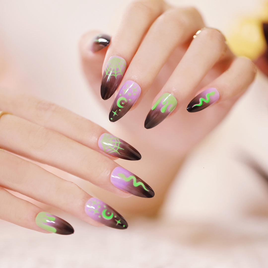 Kunstvolle Nagelverlängerungen mit kreativen Augen-Design Karnz