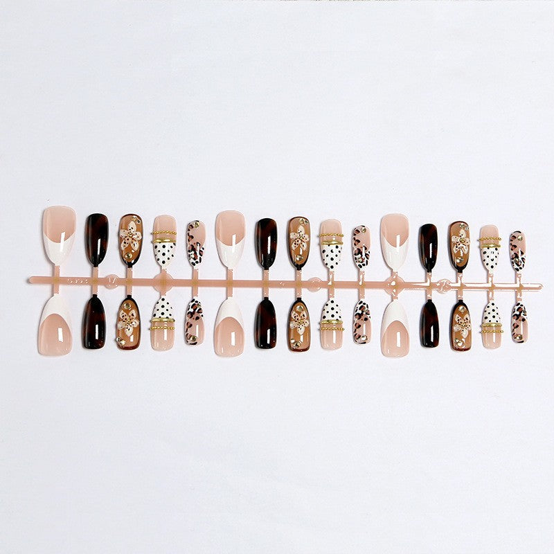 Elegantes und Künstlerisches Press-On Nageldesign-Kit Karnz