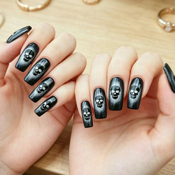 Kunstnägel mit Kreativem Totenkopfdesign Karnz