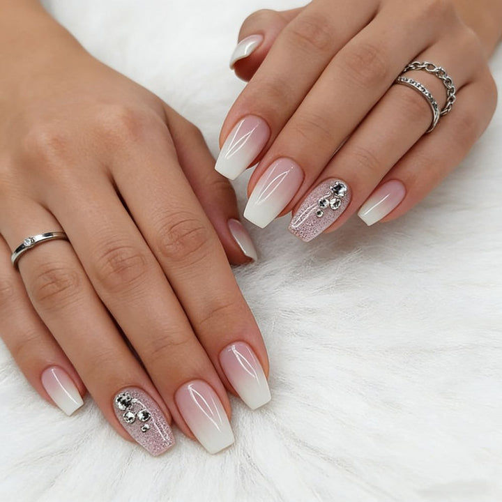 Elegantes Press-On Nagelkunstset mit Strassakzenten