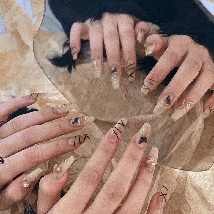 Kunstvolle Nagelverlängerungen mit modernen Grafiken Karnz