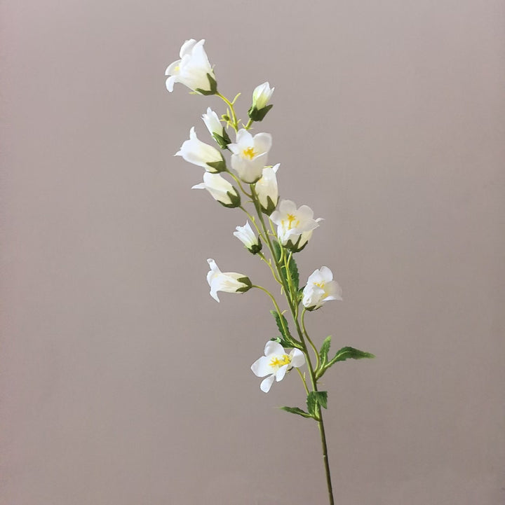 Lebensechter floraler Orchideenstamm