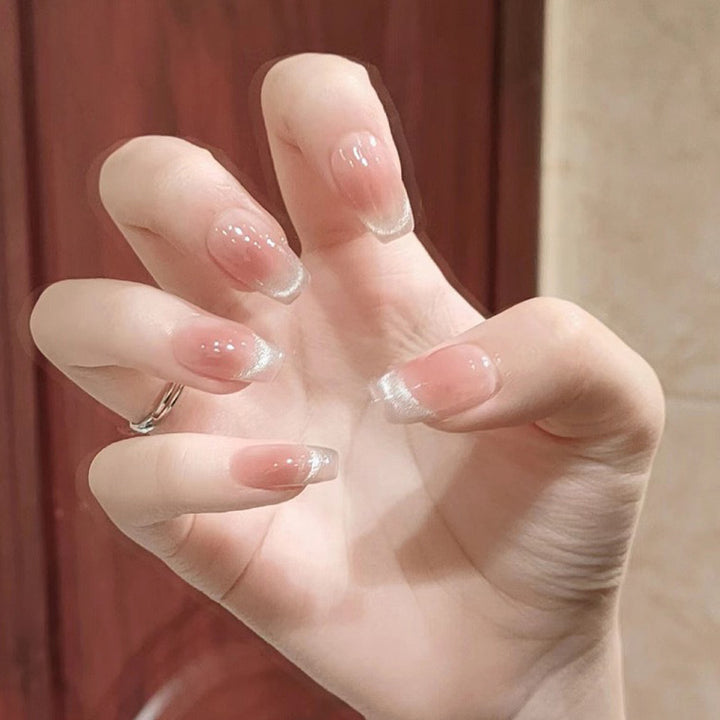 Kunstnagelset mit elegantem French-Design und funkelnden Akzenten Karnz