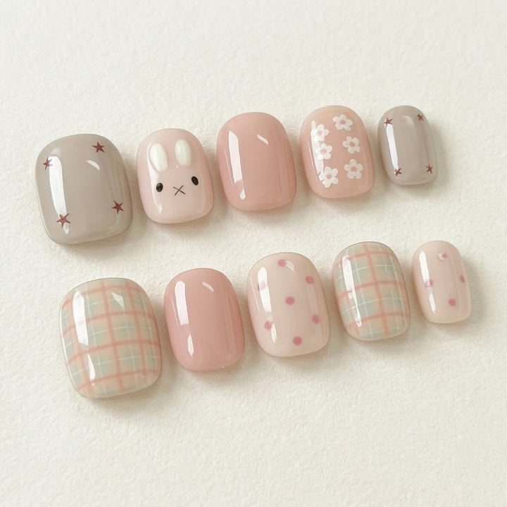 Künstlerisches Press-On-Nagelset mit floralen und geometrischen Designs