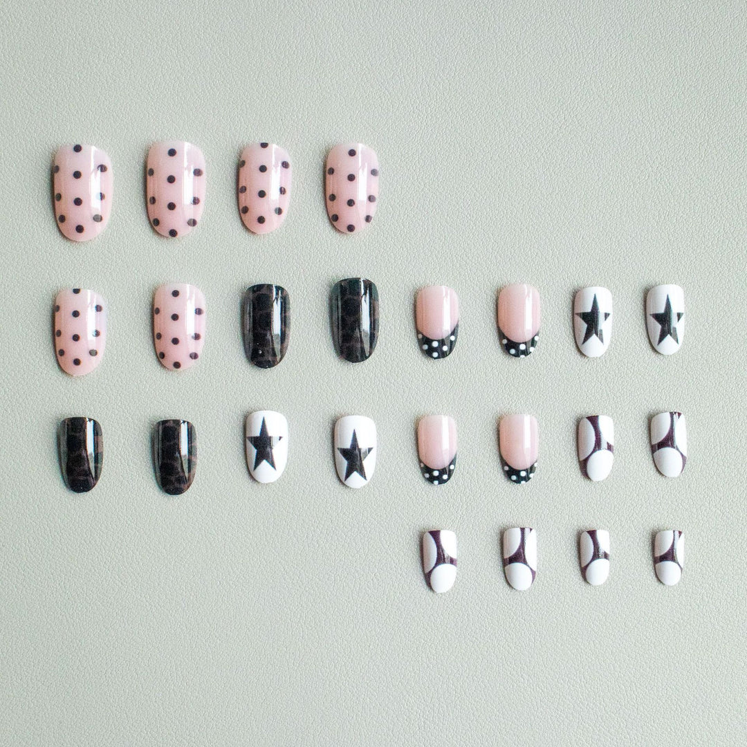 Künstlerisches Nail Art Set mit geometrischen Mustern