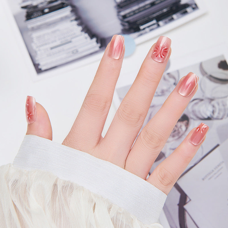 Kunstvolle Nagelverlängerungen mit floralen Akzenten Karnz