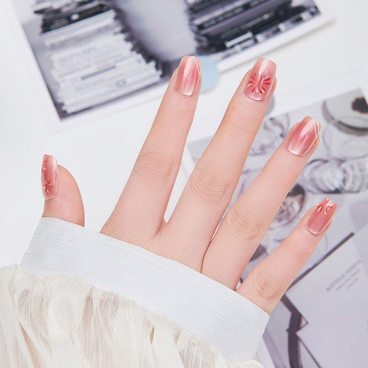Kunstvolle Nagelverlängerungen mit floralen Akzenten Karnz