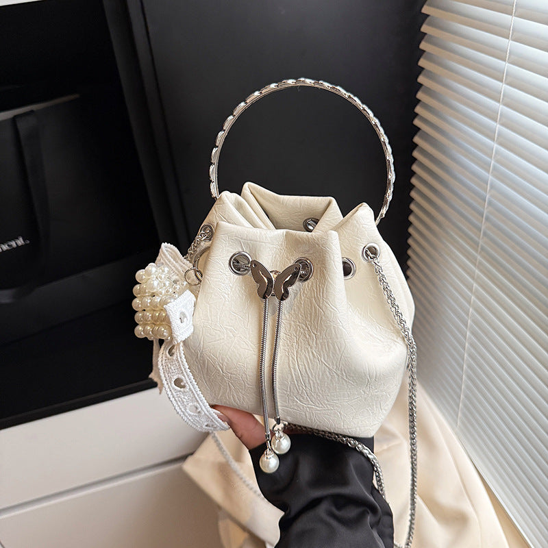 Stylische Handtasche mit Schmetterlingsdetail Karnz