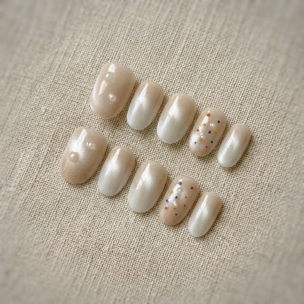 Dekoratives Press-On Nagelset mit Perlmutt- und Glitzerakzenten