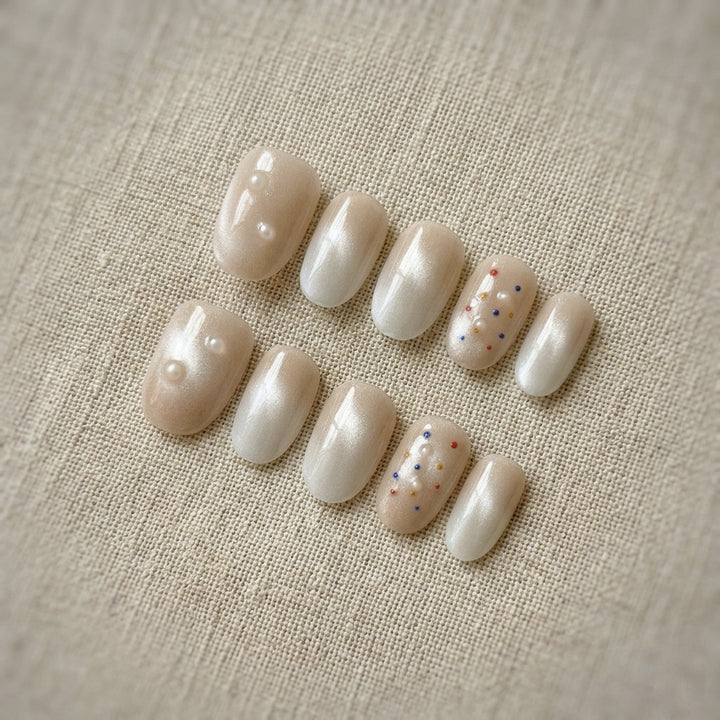 Dekoratives Press-On Nagelset mit Perlmutt- und Glitzerakzenten
