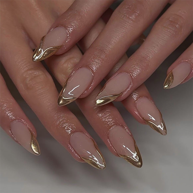 Elegante Nagelkunst im maritime Design mit Glitzer und 3D-Akzenten Karnz