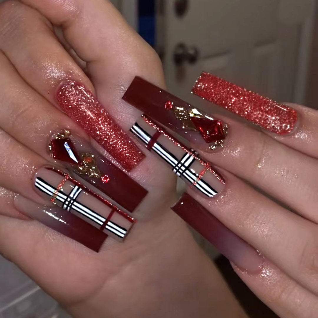 Glamouröse Stiletto-Nägel mit extravagantem Design und Glitzerakzenten Karnz