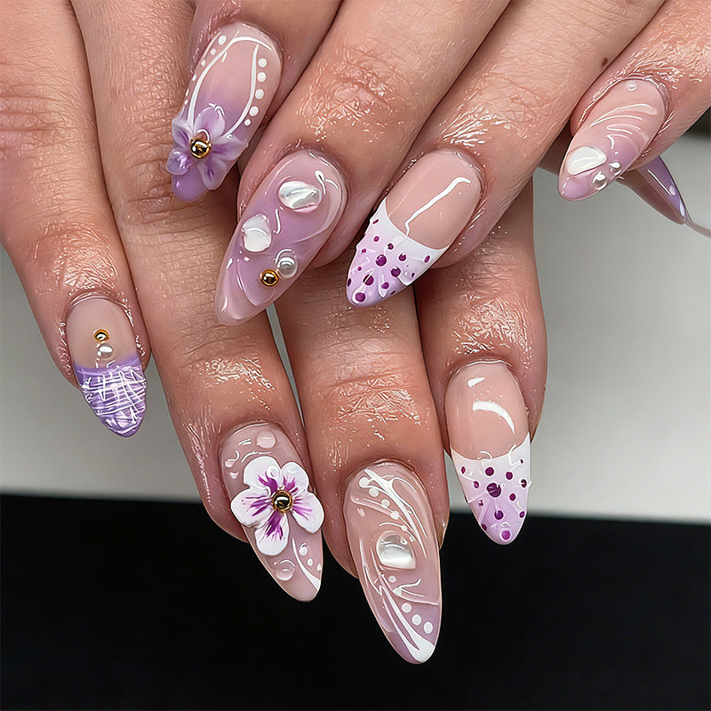 Kunstnagelset mit ekso-tischen Floral- und Glitzerakzenten Karnz