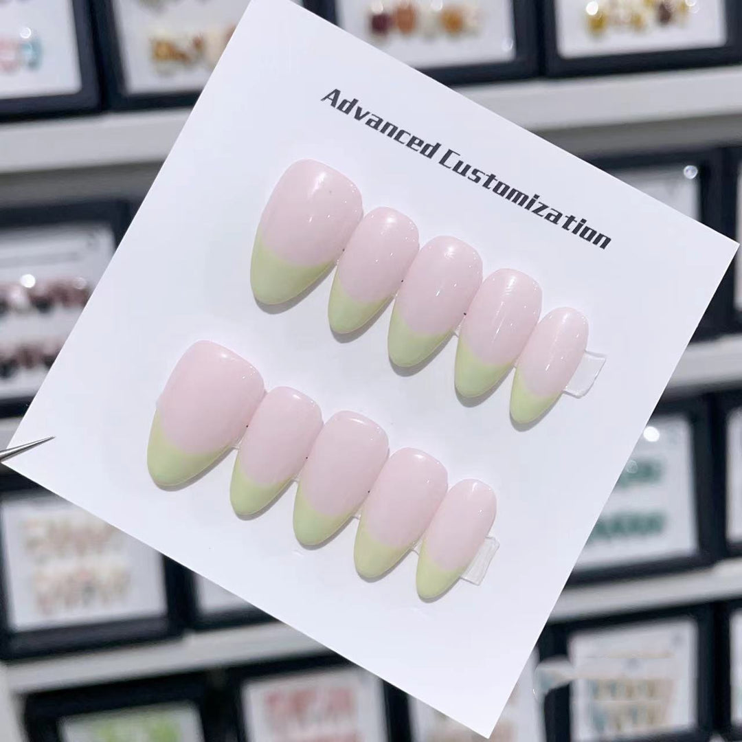 Anpassbares Press-On-Nagelset mit eleganten französischen Spitzen