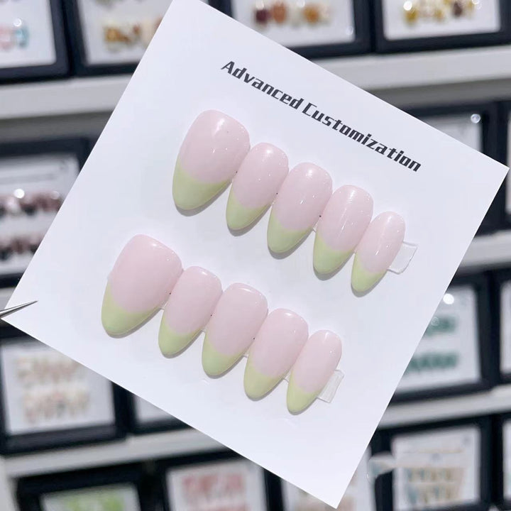 Anpassbares Press-On-Nagelset mit eleganten französischen Spitzen