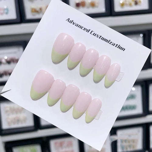 Anpassbares Press-On-Nagelset mit eleganten französischen Spitzen