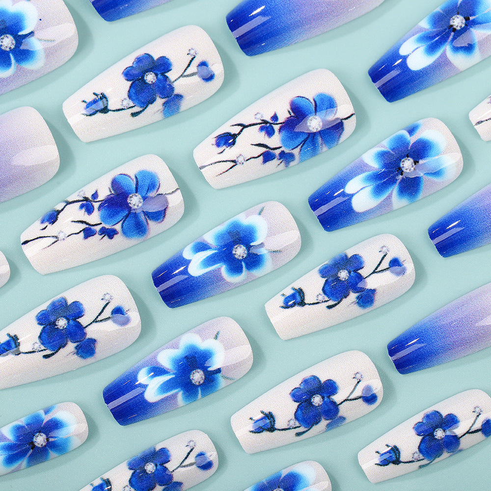 Kunstnägel mit floralen Akzenten Karnz