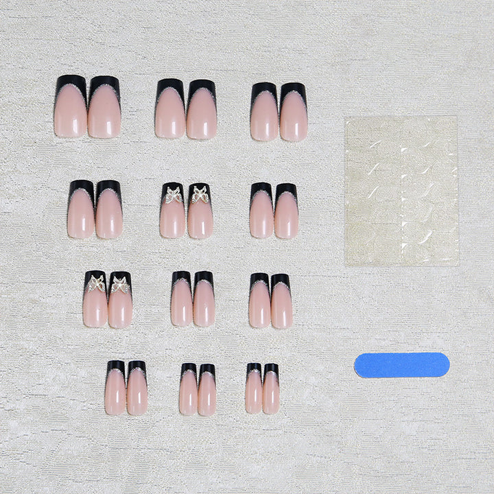 Glamouröse Kunstnägel mit detaillierten Verzierungen Karnz