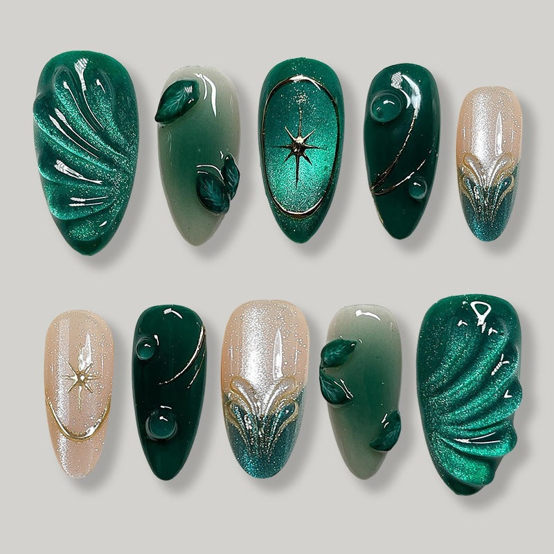 Kunstnagelset mit Exklusivem Blattdesign und Eleganten Glitzerakzenten Karnz