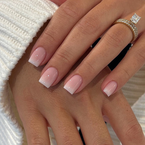 Kunstnagelset mit luxuriösen French-Tipps und elegantem Glanz Karnz
