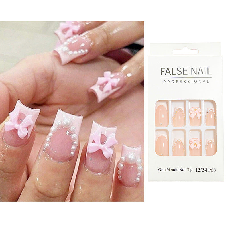 Dekorativer Press-On-Nagelset mit 3D-Akzenten Karnz