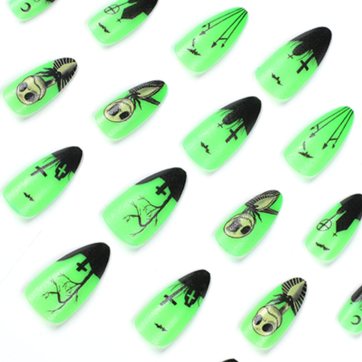 Kreative Nagelkunst mit Halloween-Motiven Karnz