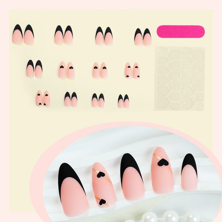 Kreatives Kunstnagelset mit herzförmigen Akzenten und eleganter French-Spitze Karnz