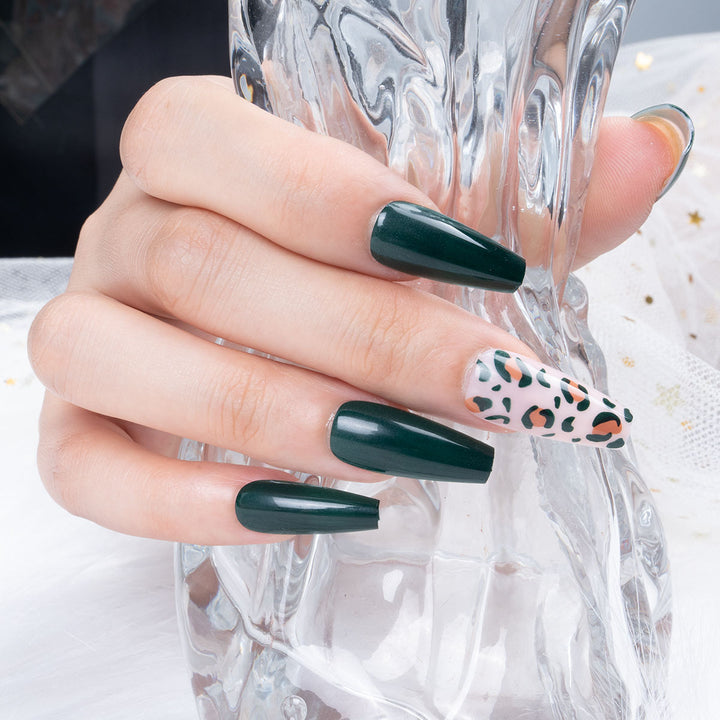 Stylisches Aufkleben Nageldesign